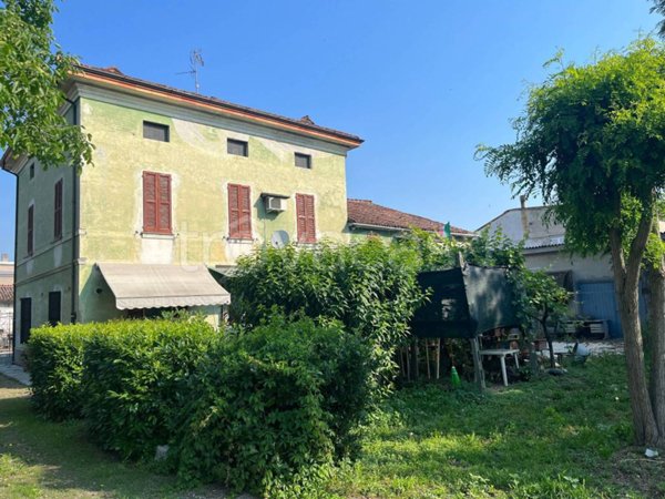 casa indipendente in vendita a Castelvetro Piacentino in zona San Giuliano