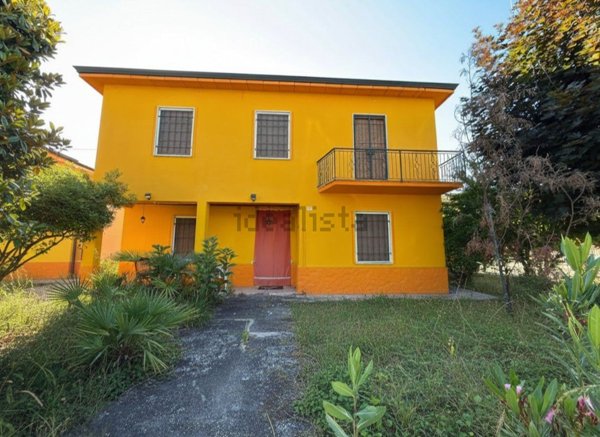casa indipendente in vendita a Castelvetro Piacentino in zona San Giuliano