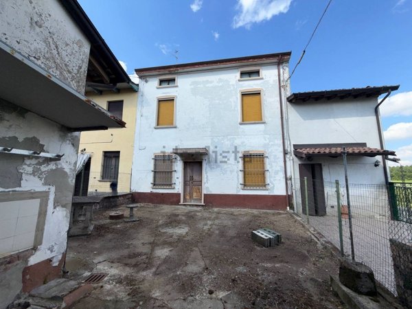 casa semindipendente in vendita a Castelvetro Piacentino in zona San Giuliano