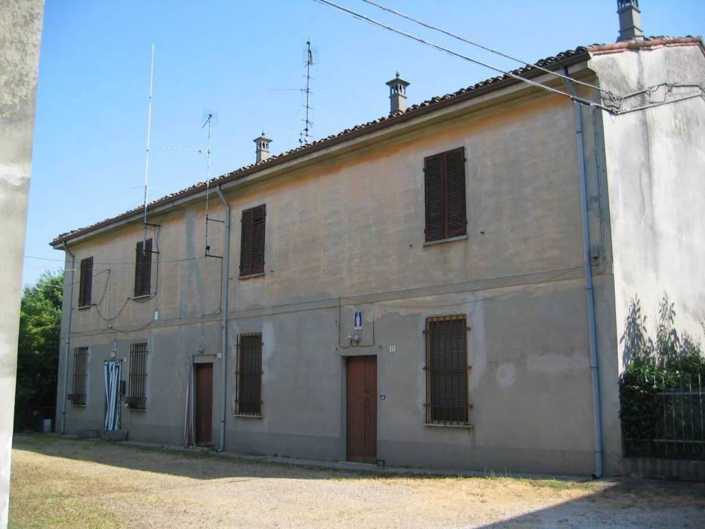intera palazzina in vendita a Castelvetro Piacentino in zona Castelvetro