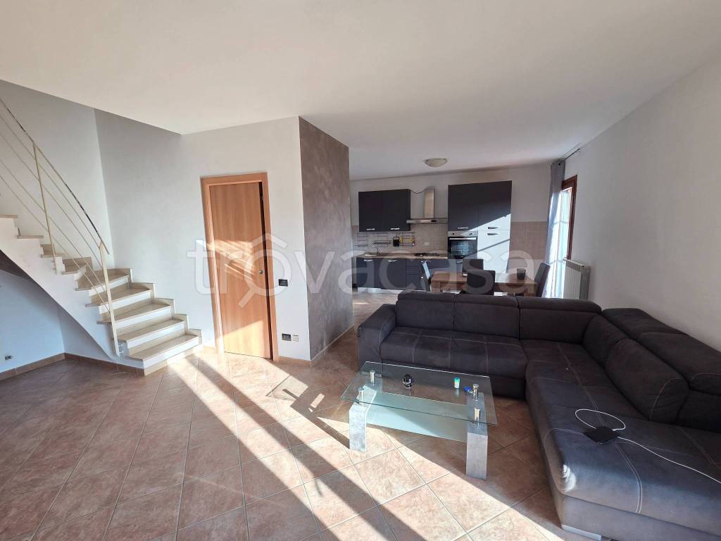 appartamento in vendita a Castelvetro Piacentino in zona Castelvetro