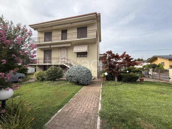 casa indipendente in vendita a Castelvetro Piacentino in zona Castelvetro