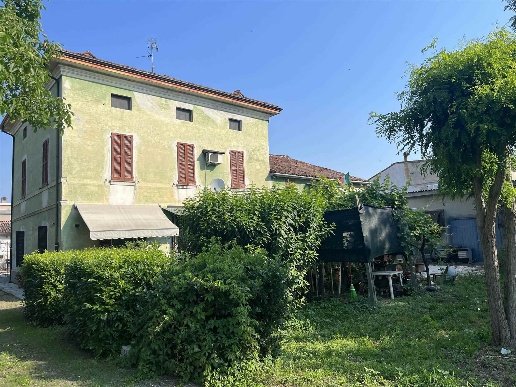 casa indipendente in vendita a Castelvetro Piacentino in zona San Giuliano