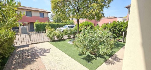casa indipendente in vendita a Castelvetro Piacentino in zona Castelvetro