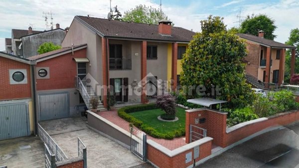 casa indipendente in vendita a Castelvetro Piacentino in zona Castelvetro