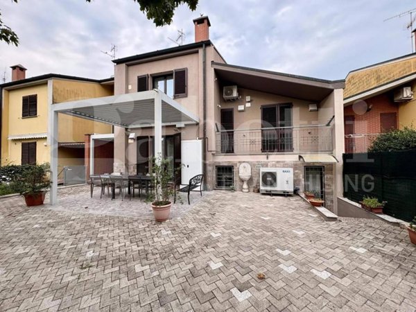 casa indipendente in vendita a Castelvetro Piacentino in zona Castelvetro