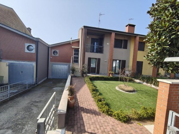 casa indipendente in vendita a Castelvetro Piacentino in zona Castelvetro