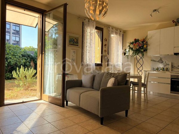 appartamento in vendita a Castelvetro Piacentino in zona Castelvetro