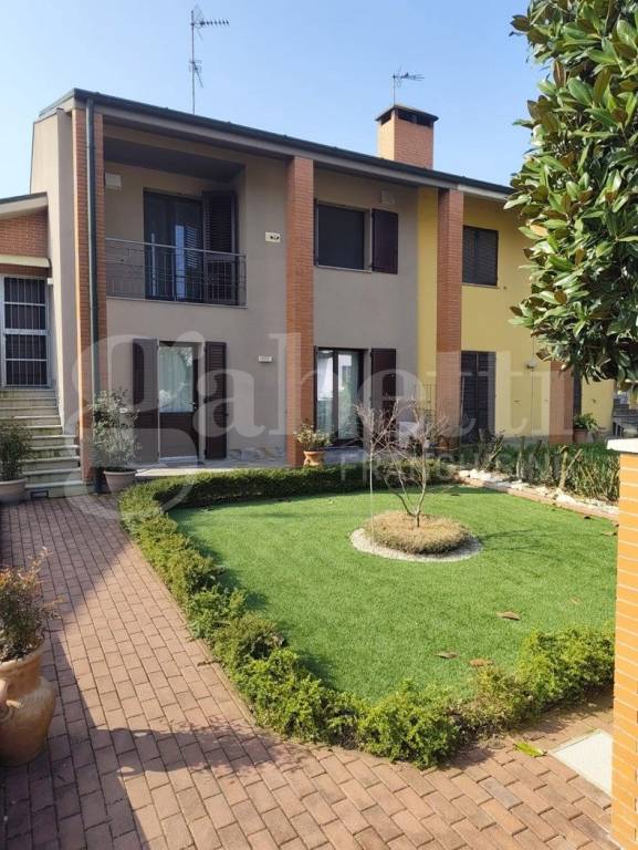 casa indipendente in vendita a Castelvetro Piacentino in zona Castelvetro