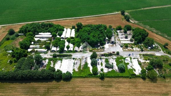 terreno in vendita a Castelvetro Piacentino in zona San Giuliano