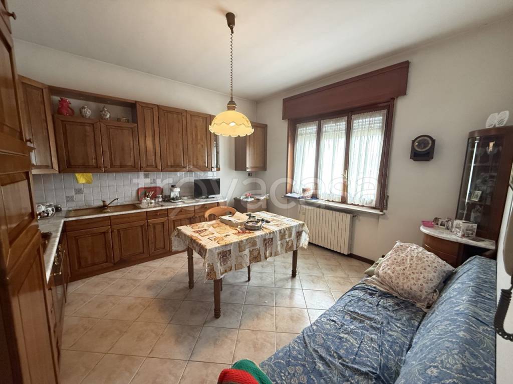 appartamento in vendita a Castelvetro Piacentino in zona Castelvetro