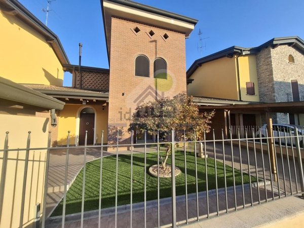 casa indipendente in vendita a Castelvetro Piacentino in zona Castelvetro