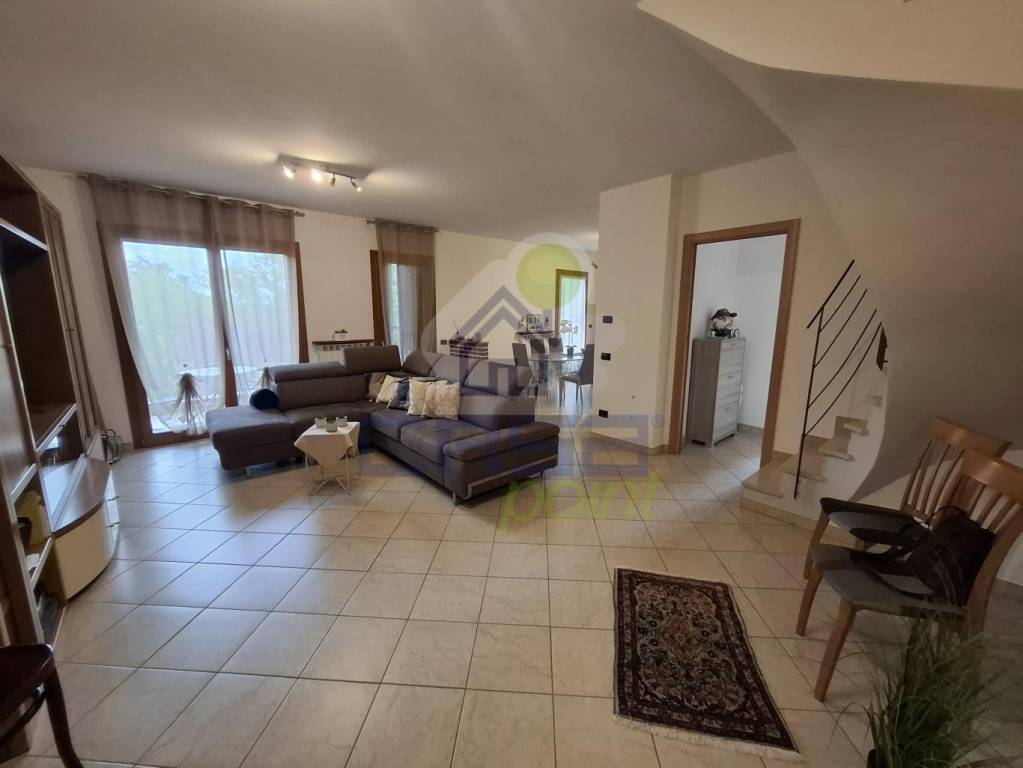 appartamento in vendita a Castelvetro Piacentino in zona Castelvetro