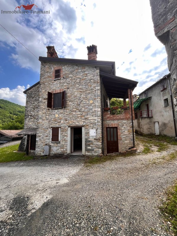 casale in vendita a Coli in zona Perino