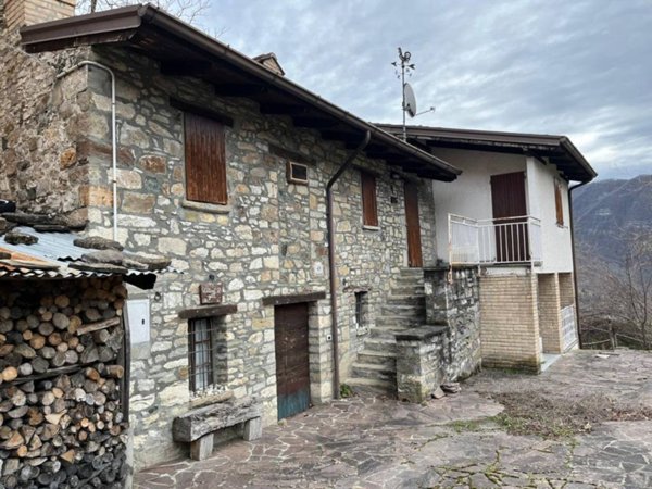 casa indipendente in vendita a Coli in zona Aglio