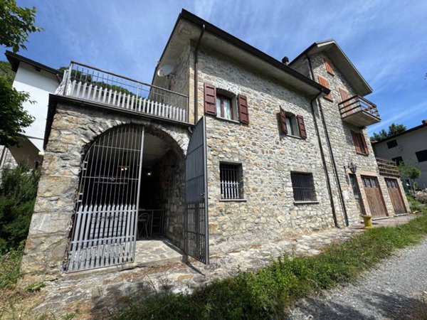 casa indipendente in vendita a Corte Brugnatella in zona Confiente