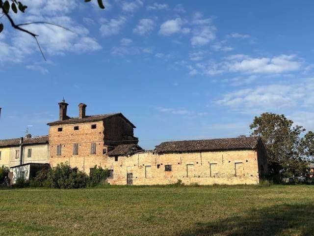 intera palazzina in vendita a Cortemaggiore in zona Chiavenna Landi
