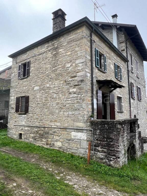 casa indipendente in vendita a Farini in zona Montereggio