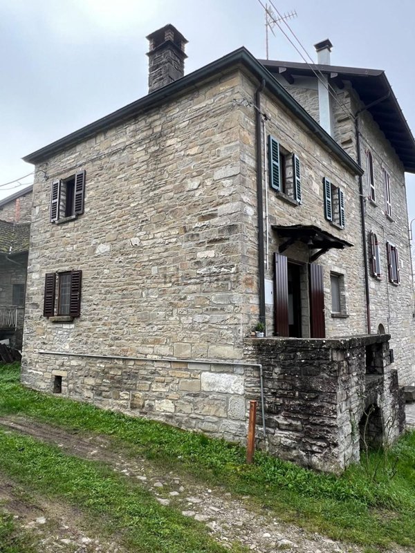 appartamento in vendita a Farini in zona Montereggio
