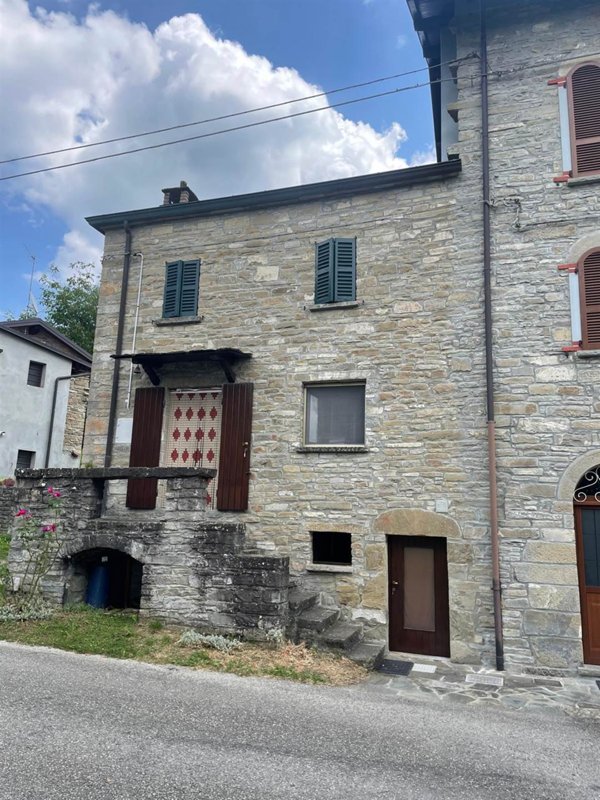 casa indipendente in vendita a Farini in zona Montereggio