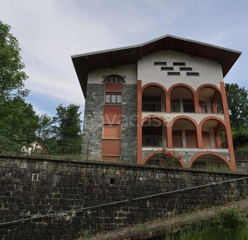 casa indipendente in vendita a Ferriere