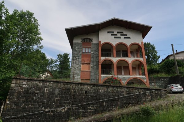 casa indipendente in vendita a Ferriere in zona Gambaro