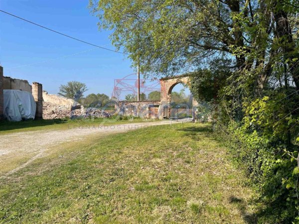 casale in vendita a Fiorenzuola d'Arda