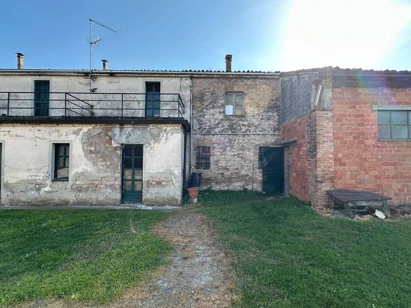 esavano in vendita a Fiorenzuola d'Arda