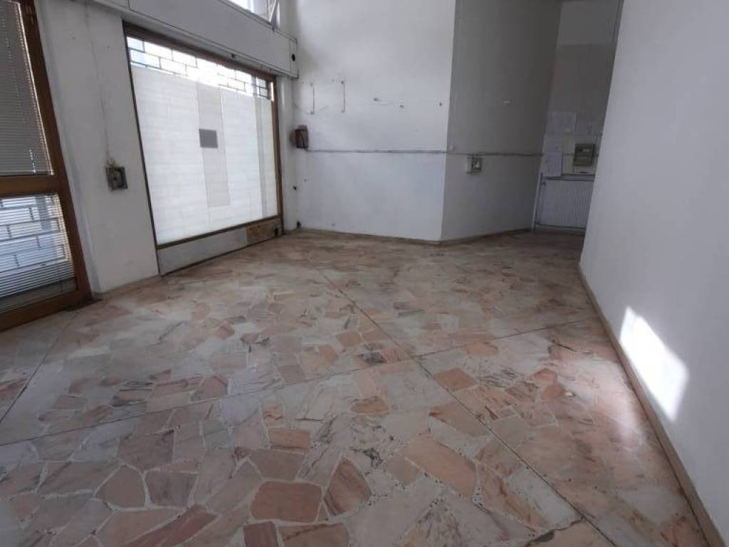 negozio in vendita a Fiorenzuola d'Arda