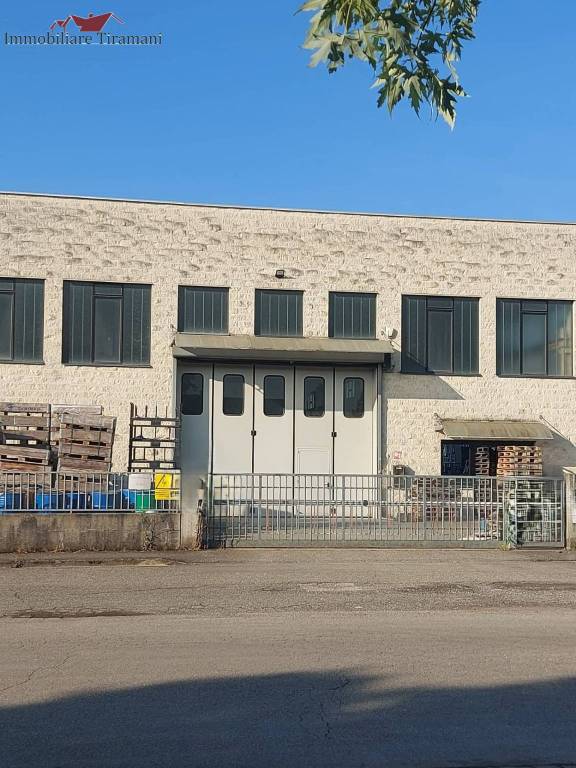 locale commerciale in vendita a Fiorenzuola d'Arda