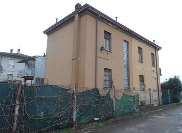 casa indipendente in vendita a Fiorenzuola d'Arda in zona San Protaso