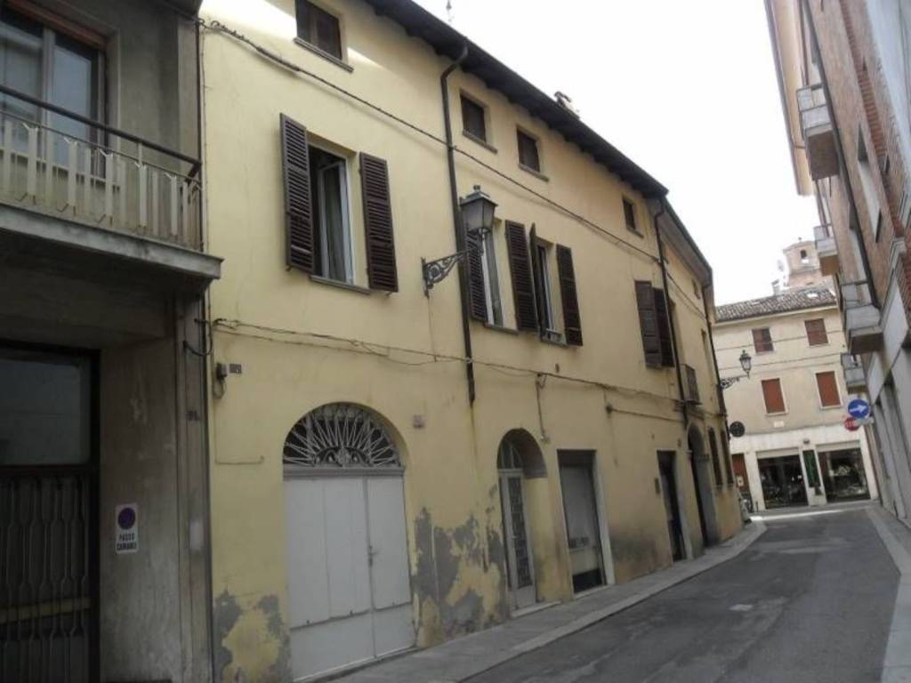 intera palazzina in vendita a Fiorenzuola d'Arda