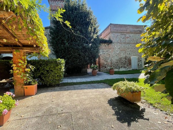 esavano in vendita a Gazzola in zona Castelletto