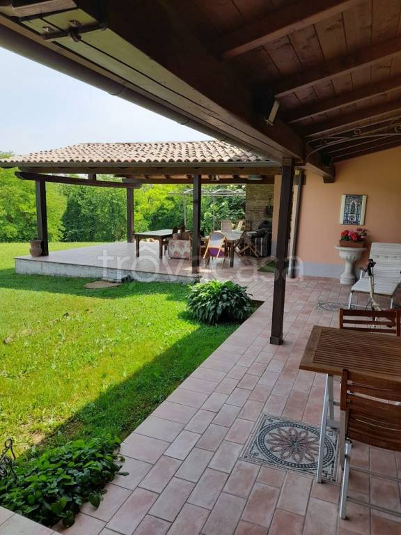 casa indipendente in vendita a Gazzola in zona Momeliano