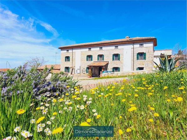 casale in vendita a Gazzola in zona Monticello