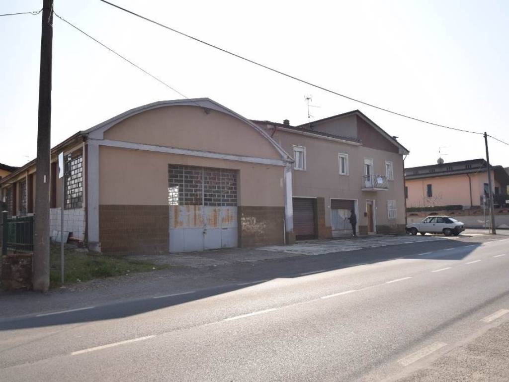locale commerciale in vendita a Gazzola