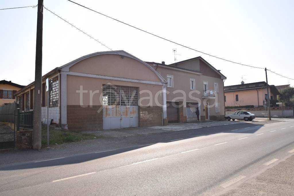 capannone in vendita a Gazzola