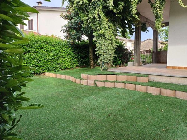 casa indipendente in vendita a Gossolengo