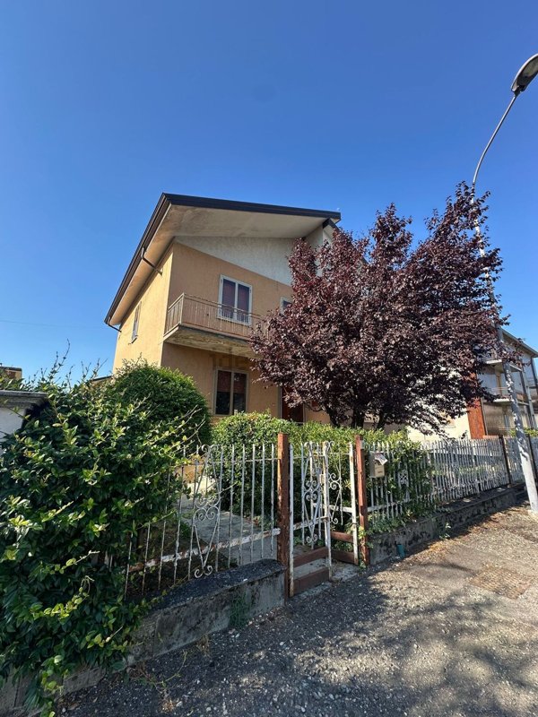 casa indipendente in vendita a Gragnano Trebbiense