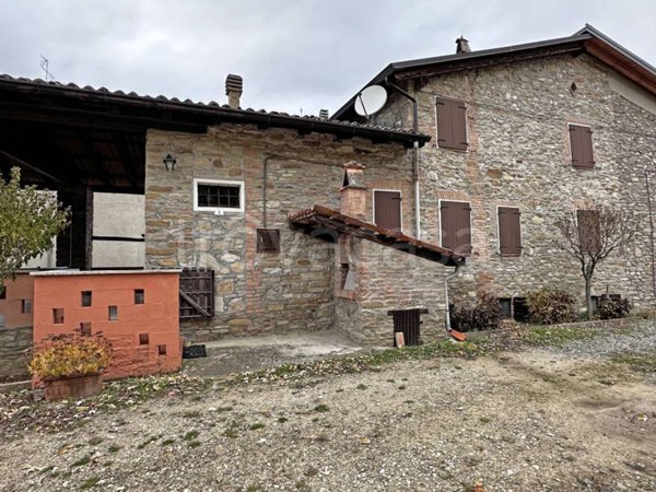 casa indipendente in vendita a Gropparello