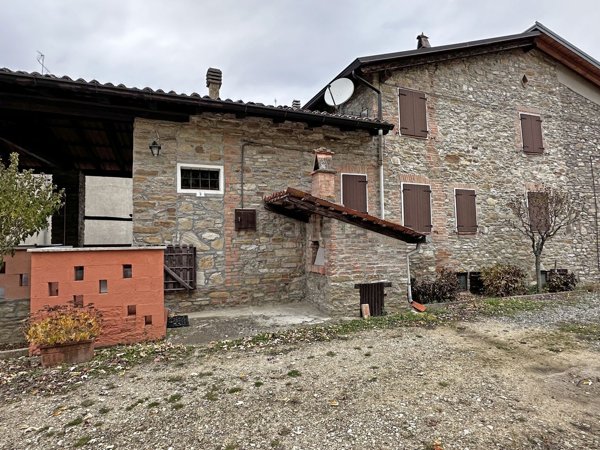 casa semindipendente in vendita a Gropparello
