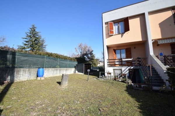 casa indipendente in vendita a Gropparello