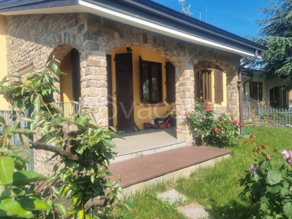 casa indipendente in vendita a Gropparello in zona Gusano