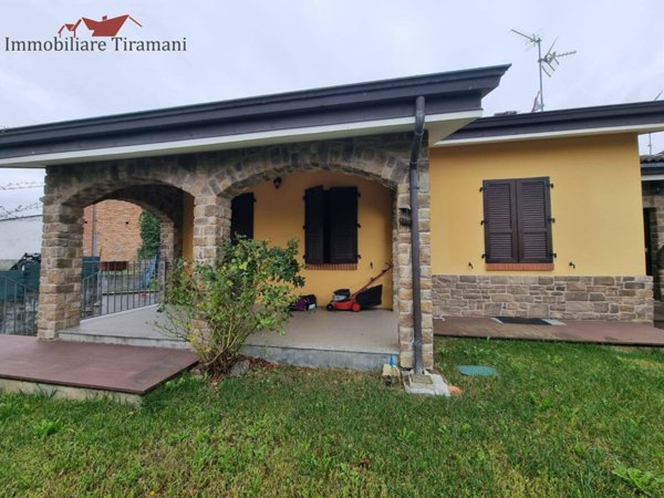casa indipendente in vendita a Gropparello in zona Gusano