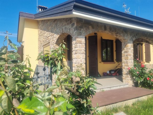 casa indipendente in vendita a Gropparello in zona Gusano