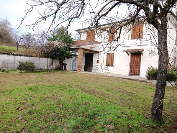 casa indipendente in vendita a Gropparello