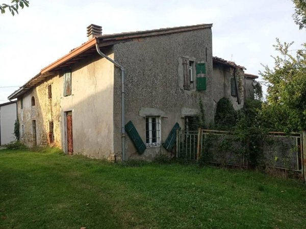 casa indipendente in vendita a Gropparello