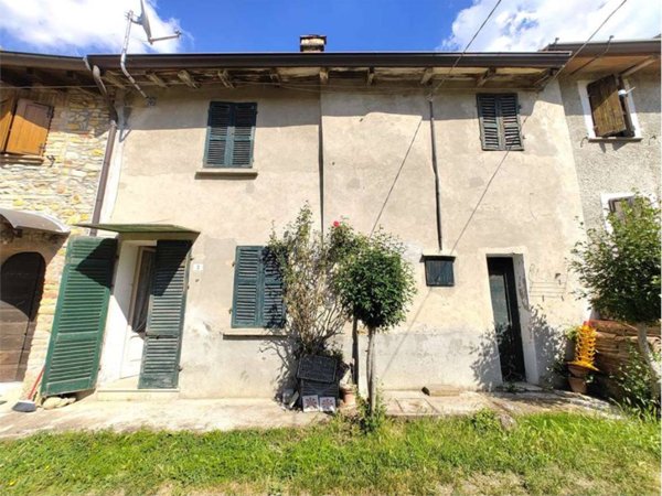 casa indipendente in vendita a Gropparello