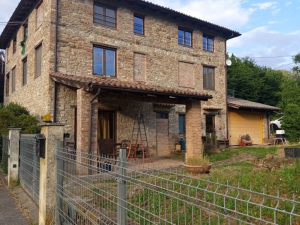 casa indipendente in vendita a Gropparello in zona Veggiola