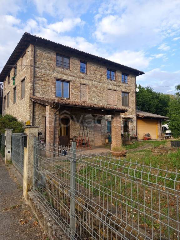 casa indipendente in vendita a Gropparello in zona Veggiola